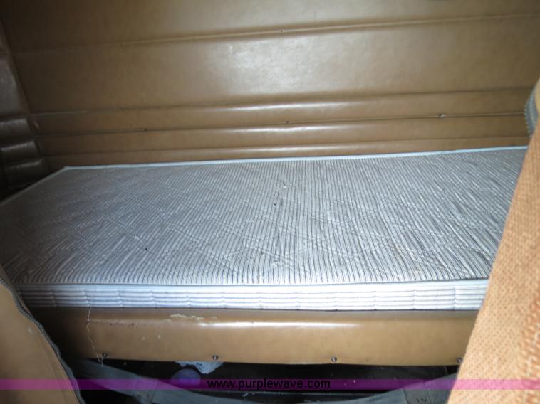 image for item B4528 2000 Peterbilt 377 semi truck