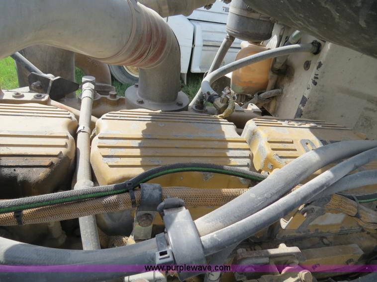 image for item B4528 2000 Peterbilt 377 semi truck