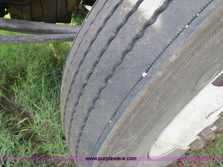 image for item B4528 2000 Peterbilt 377 semi truck