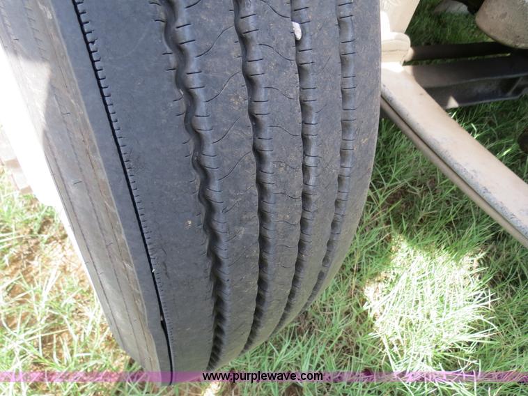 image for item B4528 2000 Peterbilt 377 semi truck