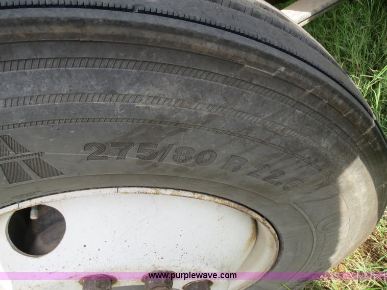 image for item B4528 2000 Peterbilt 377 semi truck