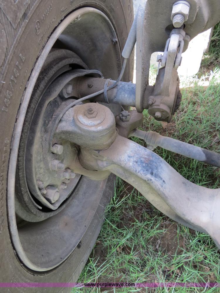 image for item B4528 2000 Peterbilt 377 semi truck