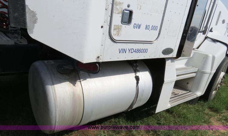 image for item B4528 2000 Peterbilt 377 semi truck