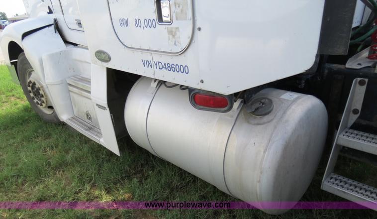 image for item B4528 2000 Peterbilt 377 semi truck
