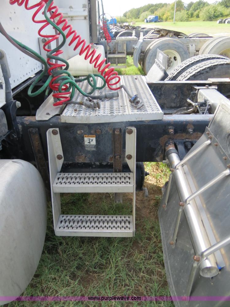 image for item B4528 2000 Peterbilt 377 semi truck