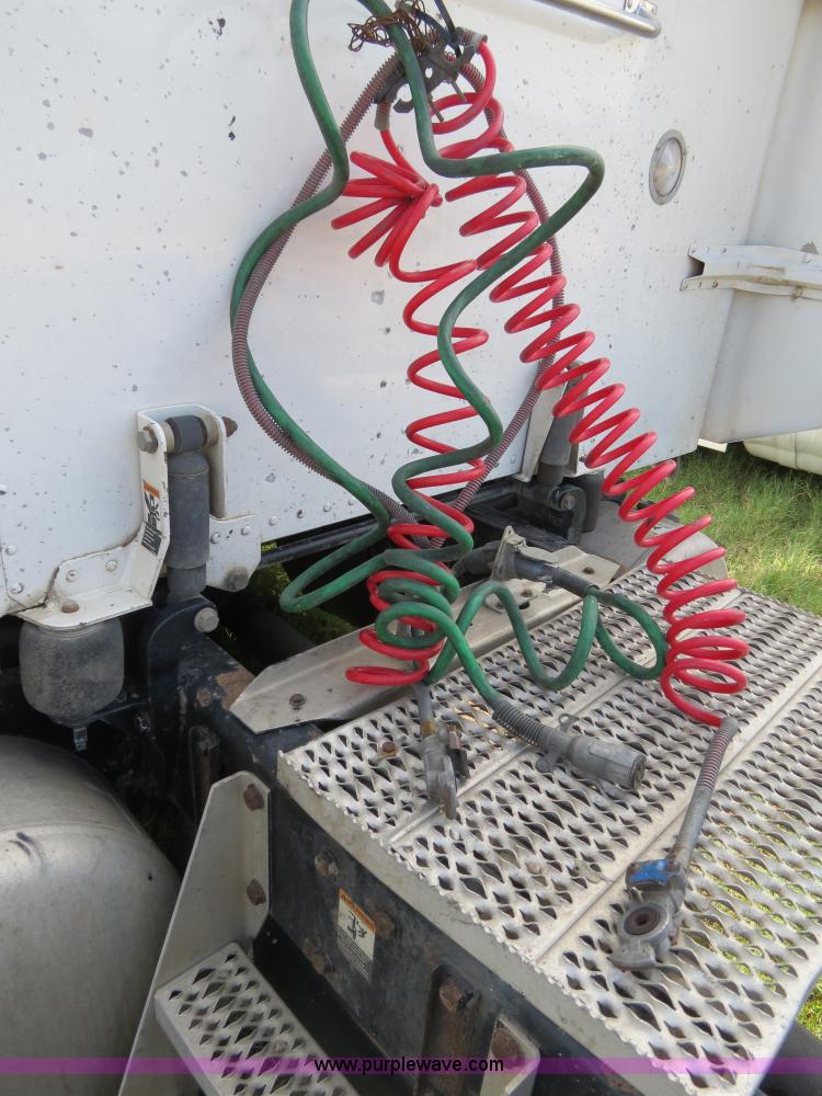 image for item B4528 2000 Peterbilt 377 semi truck