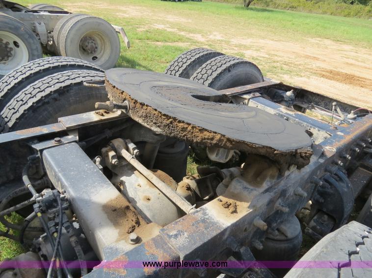 image for item B4528 2000 Peterbilt 377 semi truck