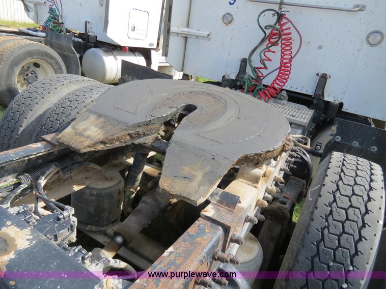 image for item B4528 2000 Peterbilt 377 semi truck