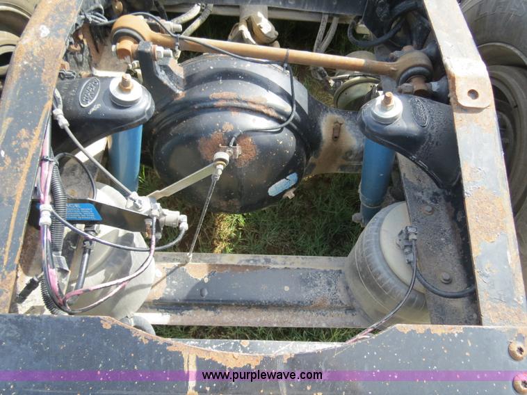 image for item B4528 2000 Peterbilt 377 semi truck