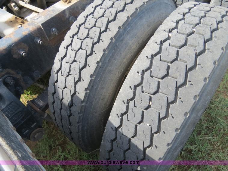 image for item B4528 2000 Peterbilt 377 semi truck