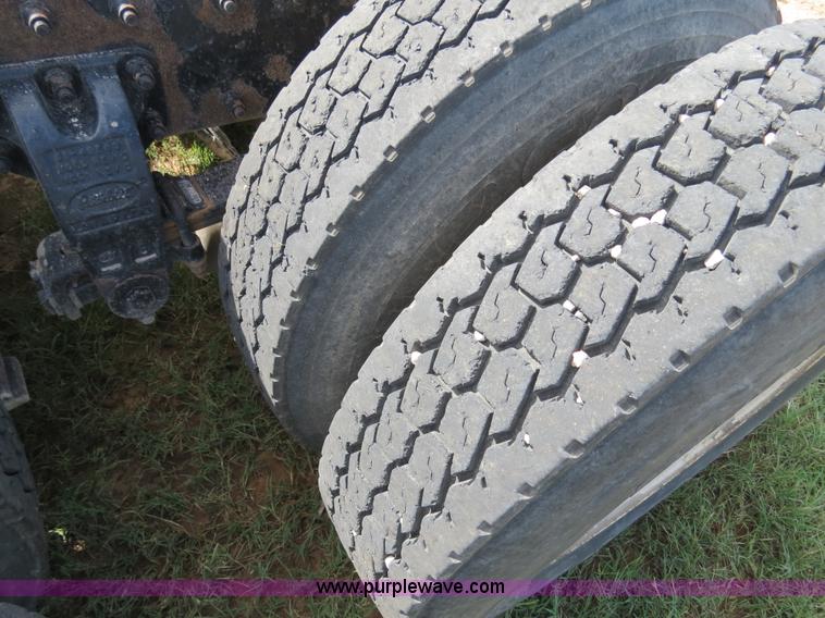 image for item B4528 2000 Peterbilt 377 semi truck