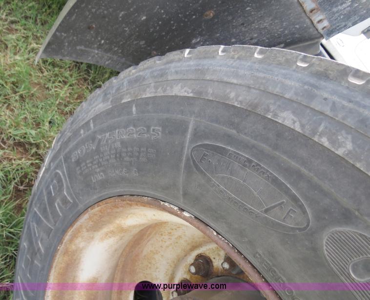 image for item B4528 2000 Peterbilt 377 semi truck