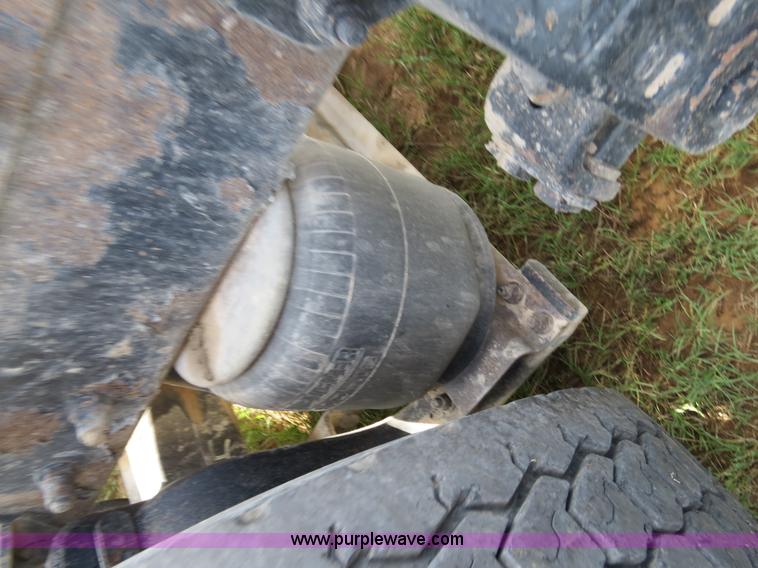 image for item B4528 2000 Peterbilt 377 semi truck