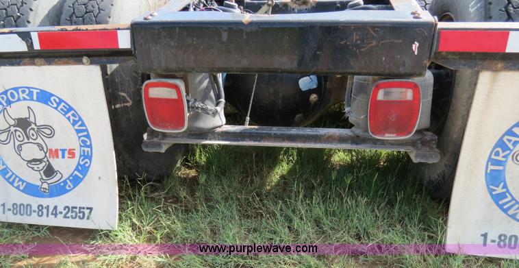 image for item B4528 2000 Peterbilt 377 semi truck