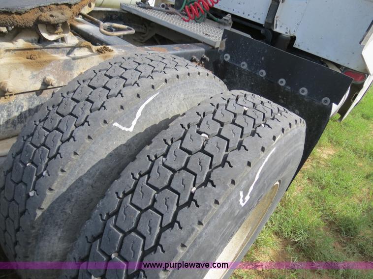 image for item B4528 2000 Peterbilt 377 semi truck