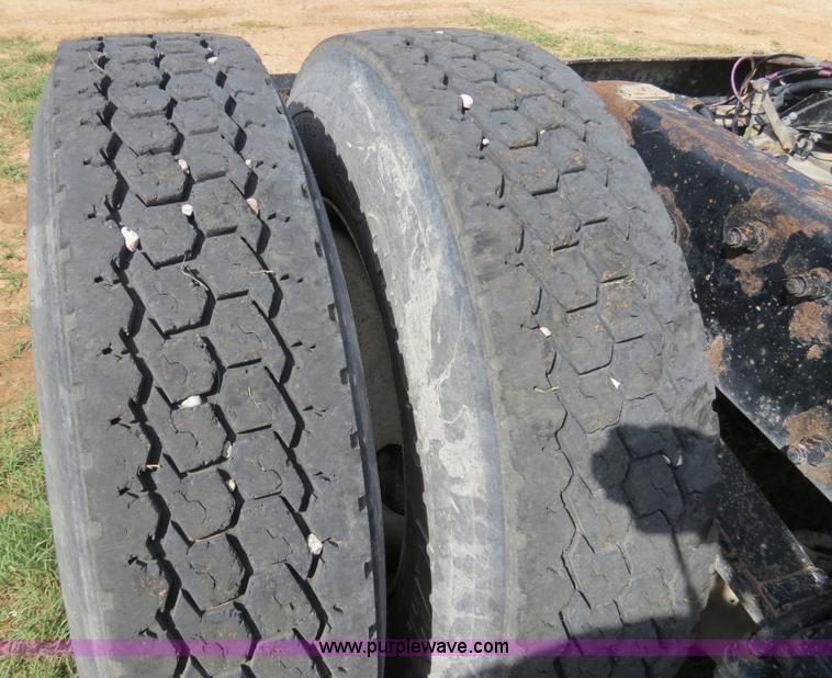 image for item B4528 2000 Peterbilt 377 semi truck