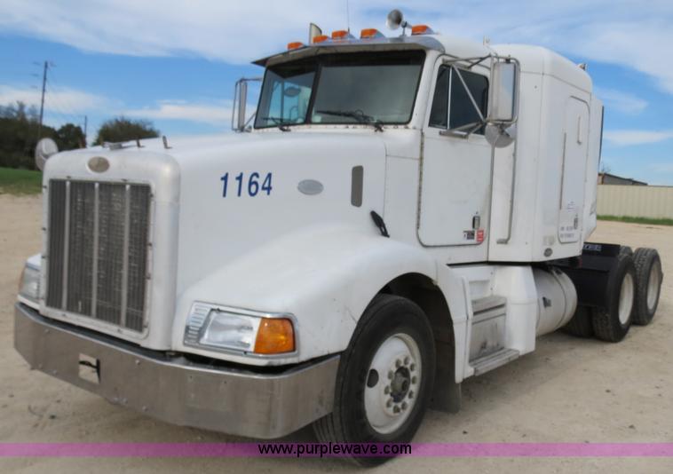 image for item B4529 2000 Peterbilt 377 semi truck