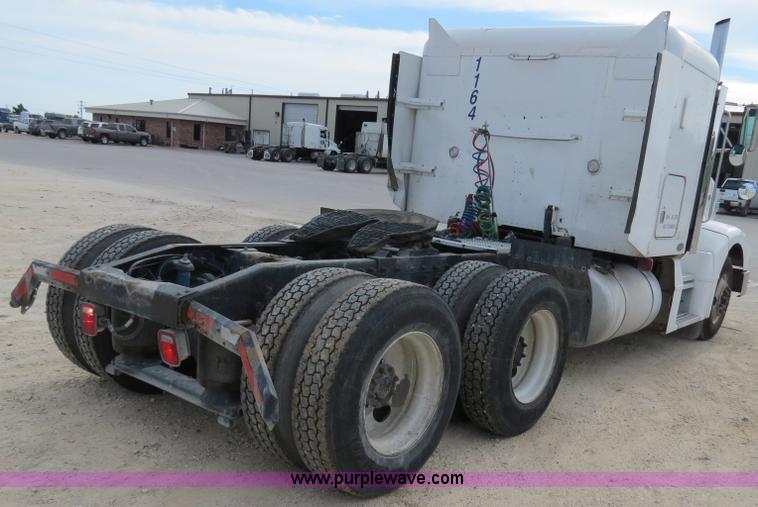 image for item B4529 2000 Peterbilt 377 semi truck