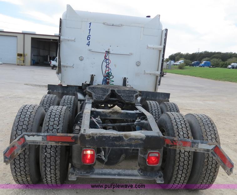 image for item B4529 2000 Peterbilt 377 semi truck