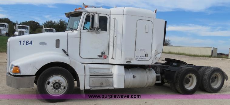 image for item B4529 2000 Peterbilt 377 semi truck