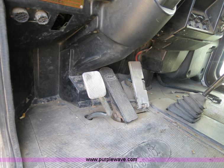 image for item B4529 2000 Peterbilt 377 semi truck