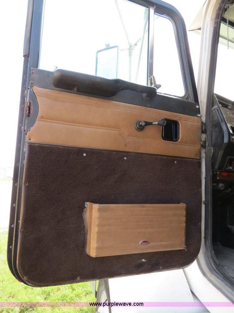 image for item B4529 2000 Peterbilt 377 semi truck