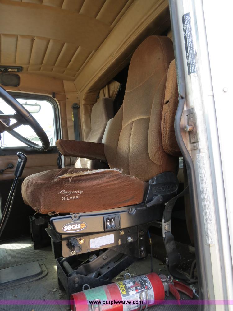 image for item B4529 2000 Peterbilt 377 semi truck