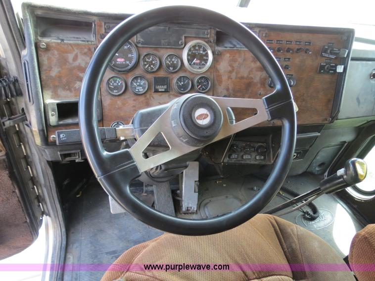 image for item B4529 2000 Peterbilt 377 semi truck