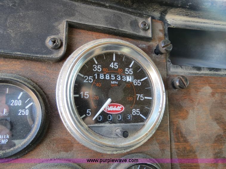 image for item B4529 2000 Peterbilt 377 semi truck