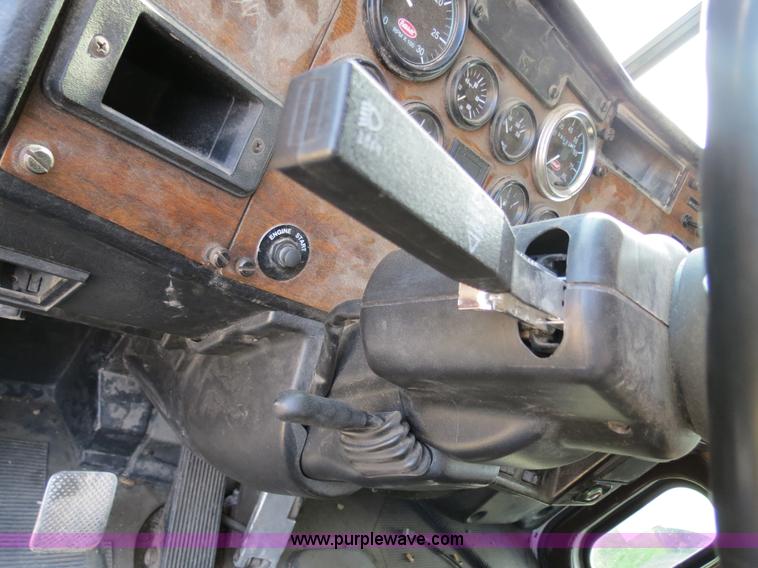 image for item B4529 2000 Peterbilt 377 semi truck