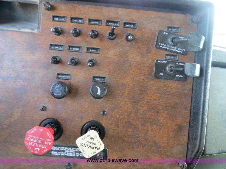 image for item B4529 2000 Peterbilt 377 semi truck