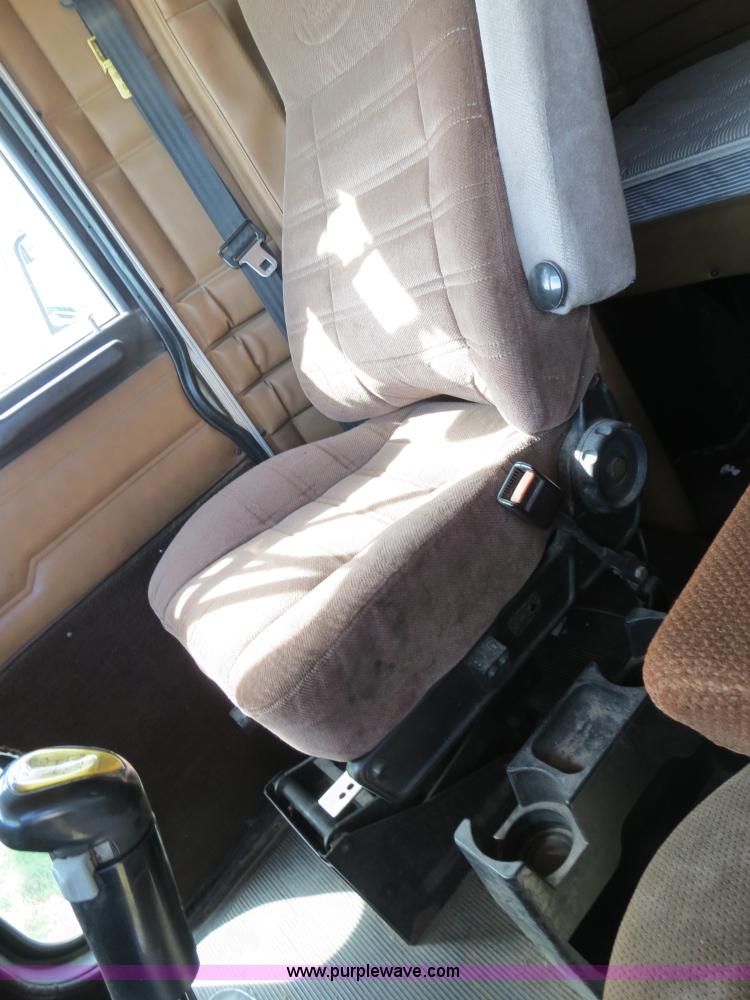 image for item B4529 2000 Peterbilt 377 semi truck