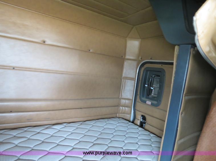 image for item B4529 2000 Peterbilt 377 semi truck