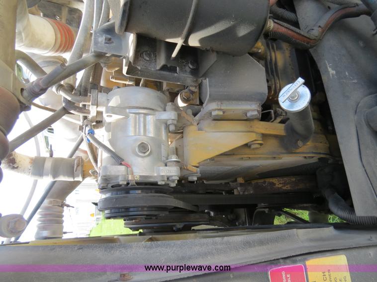 image for item B4529 2000 Peterbilt 377 semi truck