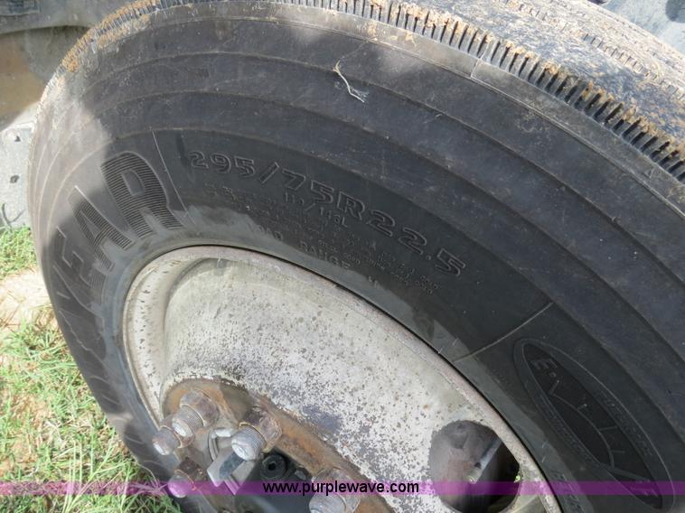 image for item B4529 2000 Peterbilt 377 semi truck