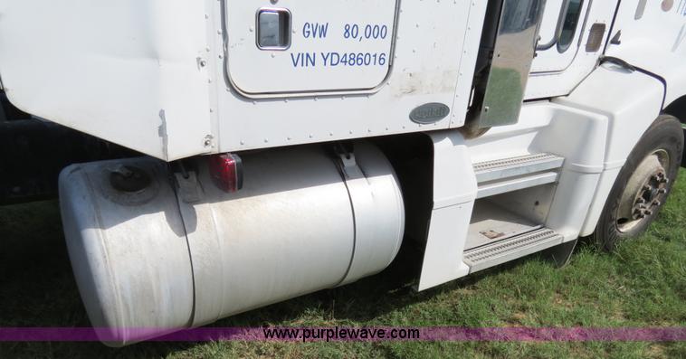 image for item B4529 2000 Peterbilt 377 semi truck