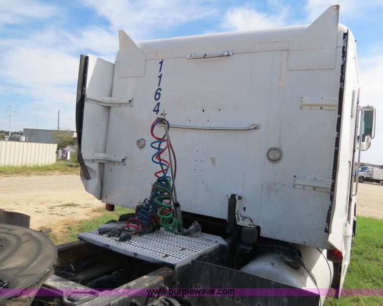 image for item B4529 2000 Peterbilt 377 semi truck