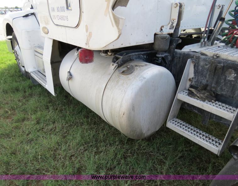 image for item B4529 2000 Peterbilt 377 semi truck