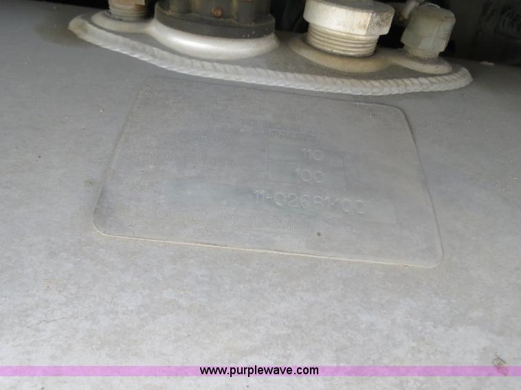 image for item B4529 2000 Peterbilt 377 semi truck