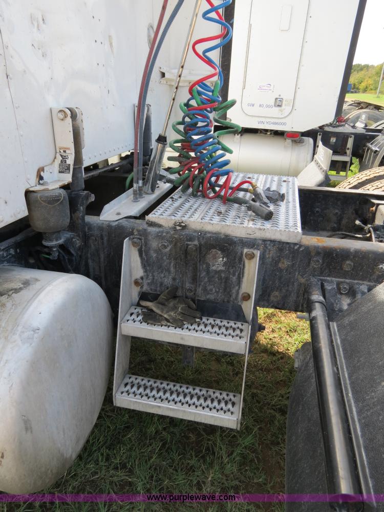 image for item B4529 2000 Peterbilt 377 semi truck