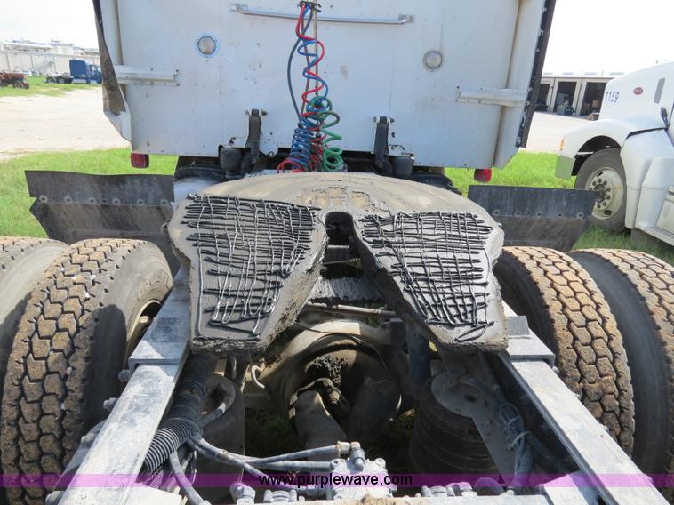 image for item B4529 2000 Peterbilt 377 semi truck