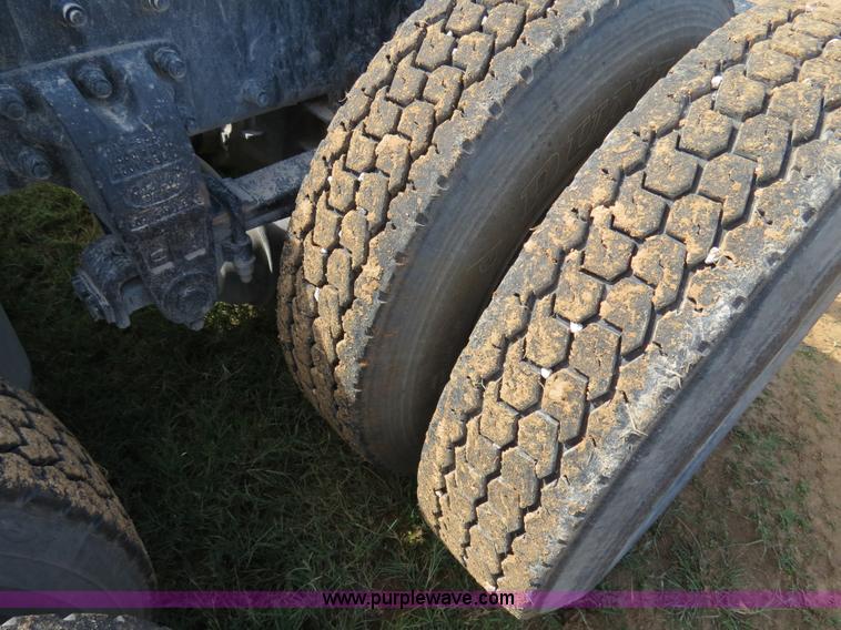 image for item B4529 2000 Peterbilt 377 semi truck