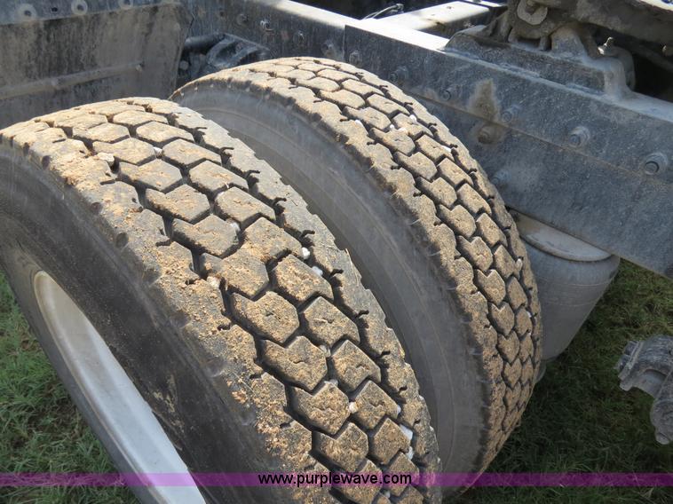 image for item B4529 2000 Peterbilt 377 semi truck