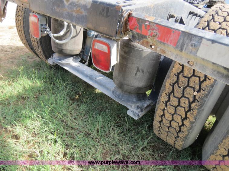 image for item B4529 2000 Peterbilt 377 semi truck