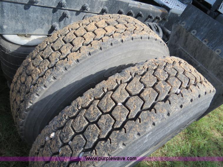 image for item B4529 2000 Peterbilt 377 semi truck