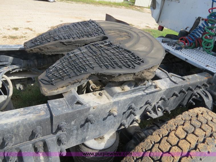 image for item B4529 2000 Peterbilt 377 semi truck