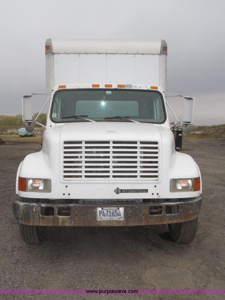 image for item B5245 2001 International 4700 box truck