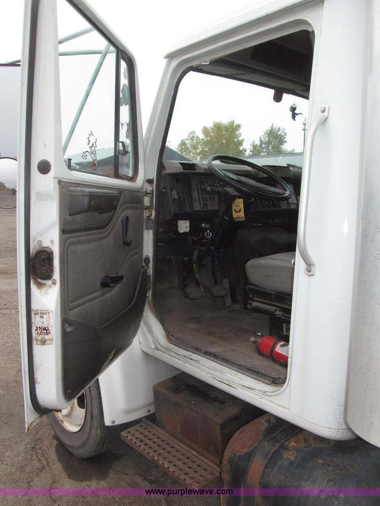 image for item B5245 2001 International 4700 box truck