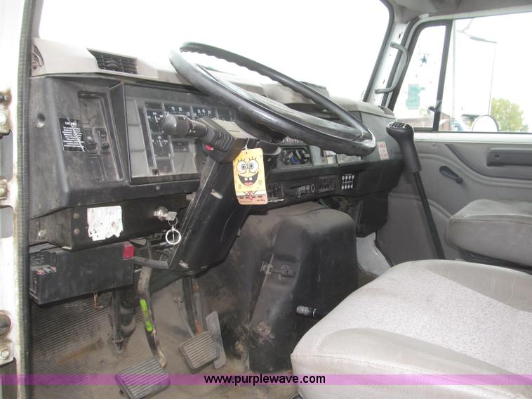 image for item B5245 2001 International 4700 box truck