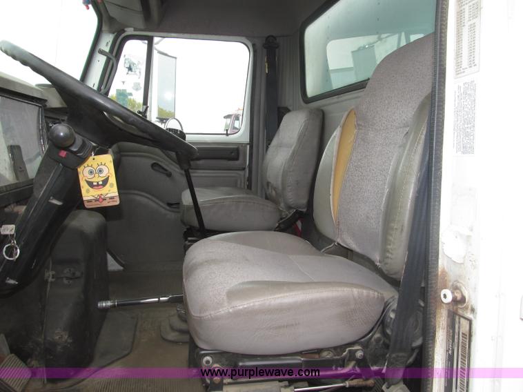 image for item B5245 2001 International 4700 box truck
